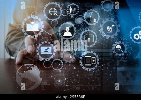 E-learning avec engrenages connectés diagramme connecté tableau de bord virtuel.main d'homme d'affaires travaillant avec la technologie moderne et l'effet de couche numérique comme Banque D'Images