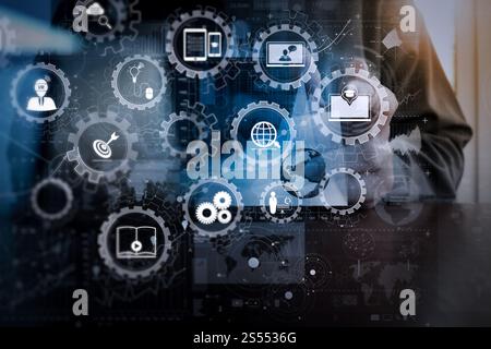 E-learning avec engrenages connectés diagramme connecté tableau de bord virtuel.main d'homme d'affaires travaillant avec la technologie moderne et l'effet de couche numérique comme Banque D'Images