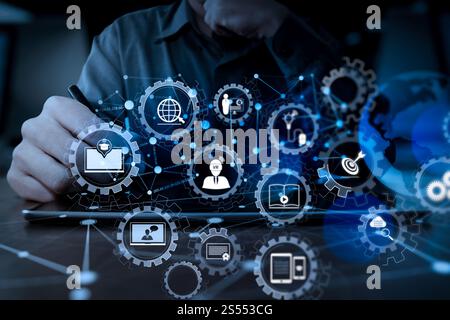 E-learning avec engrenages connectés diagramme connecté tableau de bord virtuel.main d'homme d'affaires travaillant avec la technologie moderne tablette numérique et Banque D'Images