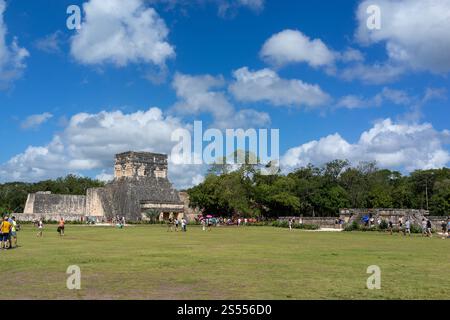 Temple des guerriers à El Castillo, le temple de Kukulcan à Chichen Itza, Mexique Banque D'Images