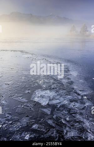 Lac gelé, glace, glace, lumière du matin, brouillard, hiver, montagnes, Loisach-lac Kochel Moor, vue sur Herzogstand, Heimgarten, contreforts alpins, Allemagne, UE Banque D'Images