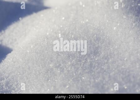 Cristaux de neige à la surface d'une couverture de neige en hiver Banque D'Images