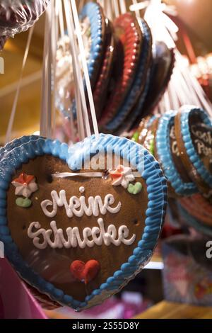 Cœurs en pain d'épice étiquetés *Meine Schnecke* sur un stand au marché de Noël de Schneeberg dans le Erzgebirge, Saxe, Allemagne, Europe Banque D'Images