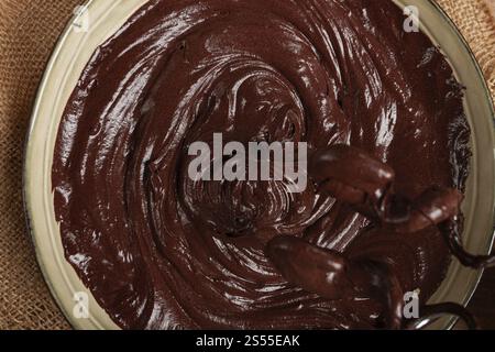 Un bol de pâte au chocolat, un fouet pour un mélangeur, cuisson, structure et consistance, fait maison, vue de dessus, personne Banque D'Images