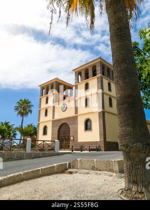 Belle photo de la vieille église construite dans le style colonial espagnol sur l'île tropicale. Belle image de la vieille église construite dans le style colonial espagnol sur Banque D'Images