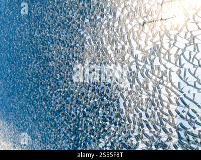 Macro photo de miroir ou de surface de verre brisée en petits morceaux. Image macro de miroir ou de surface de verre brisée en petits morceaux Banque D'Images