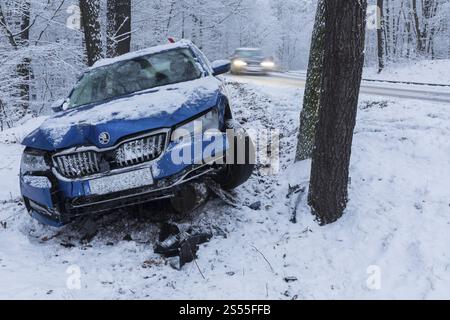 Voiture impliquée dans un accident, voiture a quitté la route dans un virage à cause de la neige et de la glace, Spitzgrund Coswig, Saxe, Allemagne, Europe Banque D'Images