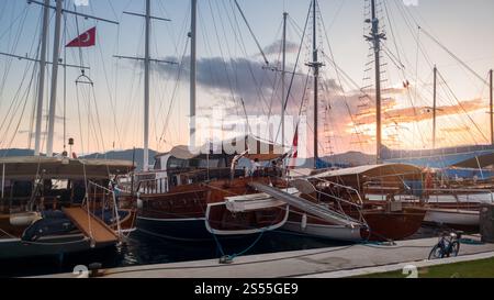 Belle photo de beaucoup de yacht et bateaux en bois amarrés dans le port au coucher du soleil. Belle image de beaucoup de yacht et bateaux en bois amarrés dans le port au coucher du soleil Banque D'Images