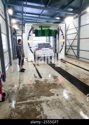 Photo du service de station de lavage automatique de voiture. Image du service de station de lavage automatique de voiture Banque D'Images