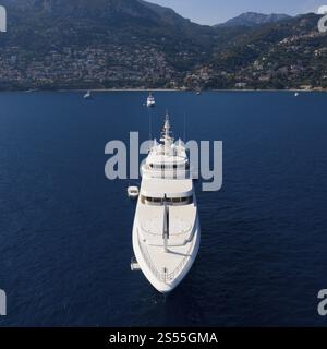 Vue aérienne 86 mètres de long yacht à moteur ECSTSEA au mouillage au large de la Principauté de Monaco, construit par le chantier naval néerlandais Feadship et livré en 2004 à Banque D'Images