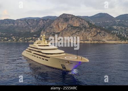 Vue aérienne du superyacht de 156 mètres DILBAR, livré en 2016 par le chantier naval Luerssen Yachts à l'oligarque russe Alisher Usmanov Alisher Usmanov, Gen Banque D'Images