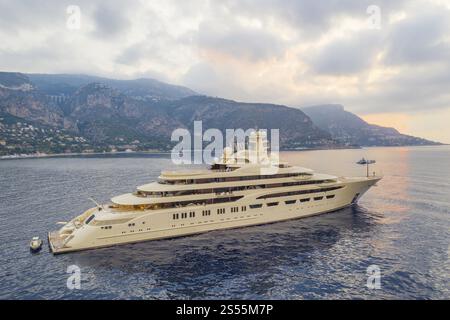 Vue aérienne du superyacht de 156 mètres DILBAR, livré en 2016 par le chantier naval Luerssen Yachts à l'oligarque russe Alisher Usmanov Alisher Usmanov, Gen Banque D'Images