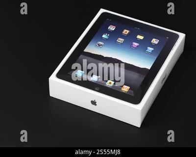 L'emballage des produits Apple iPad et en boîte enveloppée dans du plastique. Isolé sur fond noir. Banque D'Images