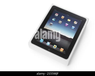L'emballage des produits Apple iPad et en boîte enveloppée dans du plastique. With clipping path isolé sur fond blanc. Banque D'Images