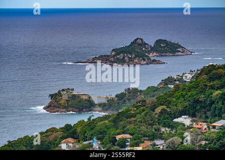 Vista Chinesa, Belvédère à 380m avec un pavillon de style chinois de 1903 avec vue sur les montagnes, la ville et la mer. Prise @Rio de Janeiro, Brésil Banque D'Images