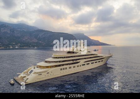 Vue aérienne du superyacht de 156 mètres DILBAR, livré en 2016 par le chantier naval Luerssen Yachts à l'oligarque russe Alisher Usmanov Alisher Usmanov, Gen Banque D'Images