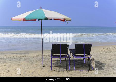 Plage de Kovalam, côte de Malabar, Malabar, Kerala, Inde du Sud, Inde, Asie, deux transats sous un parasol surplombant la mer, Kovalam, Asie Banque D'Images