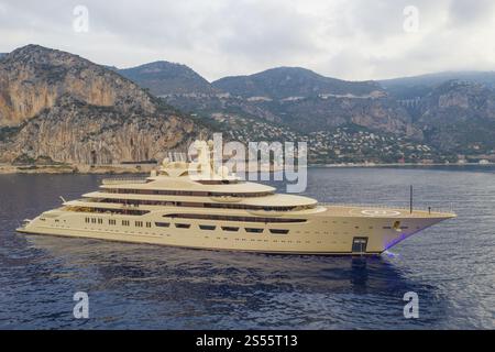 Vue aérienne du superyacht de 156 mètres DILBAR, livré en 2016 par le chantier naval Luerssen Yachts à l'oligarque russe Alisher Usmanov Alisher Usmanov, Gen Banque D'Images