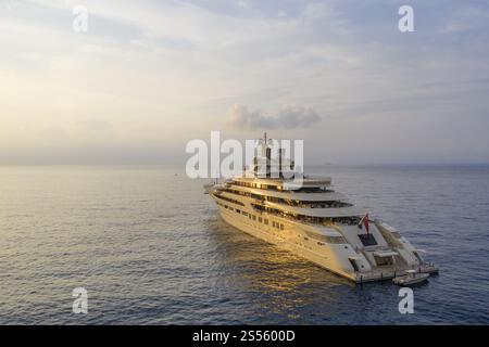 Vue aérienne du superyacht de 156 mètres DILBAR, livré en 2016 par le chantier naval Luerssen Yachts à l'oligarque russe Alisher Usmanov Alisher Usmanov, Gen Banque D'Images