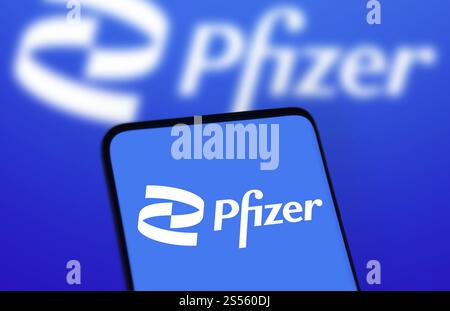 le logo pfizer est affiché sur le smartphone. Pfizer Inc. est une multinationale américaine spécialisée dans les produits pharmaceutiques et biotechnologiques Banque D'Images