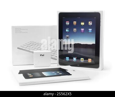 Apple iPad et accessoires d'emballage du produit et en boîte enveloppée dans du plastique. With clipping path isolé sur fond blanc. Banque D'Images