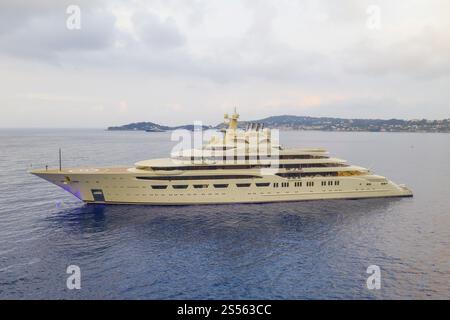 Vue aérienne du superyacht de 156 mètres DILBAR, livré en 2016 par le chantier naval Luerssen Yachts à l'oligarque russe Alisher Usmanov Alisher Usmanov, Gen Banque D'Images