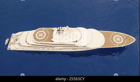 Vue aérienne du superyacht de 156 mètres DILBAR, livré en 2016 par le chantier naval Luerssen Yachts à l'oligarque russe Alisher Usmanov Alisher Usmanov, Gen Banque D'Images