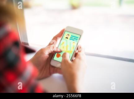 Mains d'une femme de vérifier sur l'histoire médicale avec le smartphone a un écran montrant un graphique de la santé. Banque D'Images