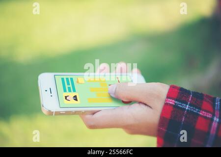 Mains d'une femme de vérifier sur l'histoire médicale avec le smartphone a un écran montrant un graphique de la santé. Banque D'Images