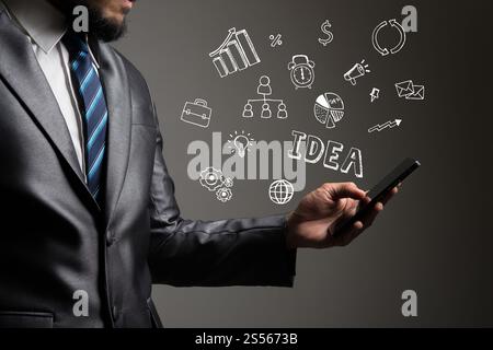 Businessman mains en utilisant smartphone Avec doodle business d'icônes. Concept de communication. Banque D'Images