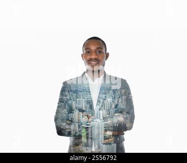 Double exposition d'homme d'affaires afro-américain confiant debout avec ses mains croisées et portant un costume. City Build avec american african Man. Banque D'Images