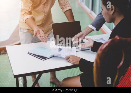 Partenaires d'affaires des débats sur les documents et d'idées à la réunion. Banque D'Images