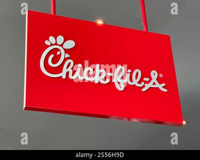 Nouvelle-Orléans, Louisiane / États-Unis - Dec. 26, 2024 : un panneau de restaurant de chaîne de restauration rapide Chick-fil-A est montré près dans une aire de restauration. Banque D'Images
