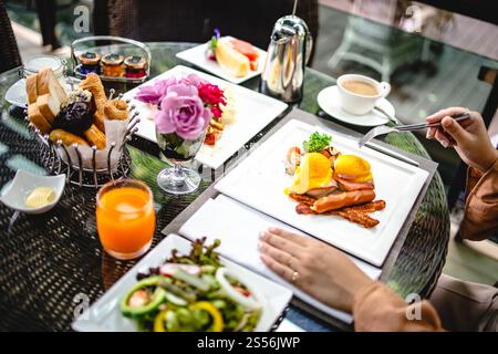 Petit déjeuner américain complet énorme petit déjeuner sain sur une table avec du café petit déjeuner servi avec du café petit déjeuner anglais avec des croissants aux œufs frits Banque D'Images