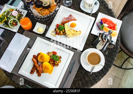 Petit déjeuner américain complet énorme petit déjeuner sain sur une table avec du café petit déjeuner servi avec du café petit déjeuner anglais avec des croissants aux œufs frits Banque D'Images