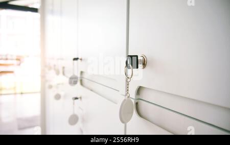 Clé dans le trou de serrure de la porte du casier. Touches coincées dans un verrou espace pour le texte Banque D'Images