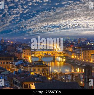 La ville de Florence de nuit vue de dessus (Italie, Toscane) sur le fleuve Arno. Banque D'Images
