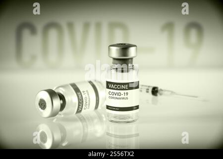 Bouteille de vaccin COVID-19 et seringue sur fond de laboratoire noir et blanc. Flacon de vaccin COVID-19 et seringue sur fond noir et blanc Banque D'Images