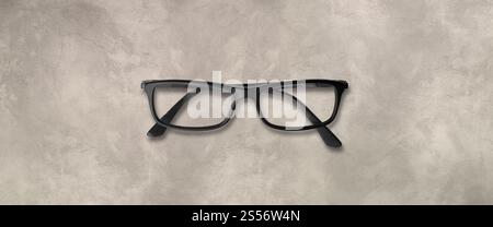 Lunettes noires isolées sur une bannière de fond en béton. Verres noirs isolés sur bannière en béton Banque D'Images