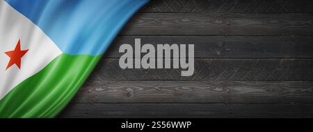 Drapeau de Djibouti sur le mur de bois noir. Bannière panoramique horizontale. Drapeau de Djibouti sur la bannière murale en bois noir Banque D'Images