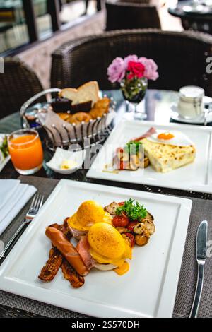 Petit déjeuner américain complet énorme petit déjeuner sain sur une table avec du café petit déjeuner servi avec du café petit déjeuner anglais avec des croissants aux œufs frits Banque D'Images