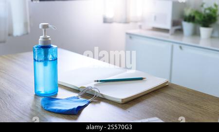 Gel désinfectant pour les mains et produit de masque fait main pour prévenir le virus Corona et COVID-19 gel d'alcool Sanitazer liquide de nettoyage des mains hygiène de propagation Banque D'Images