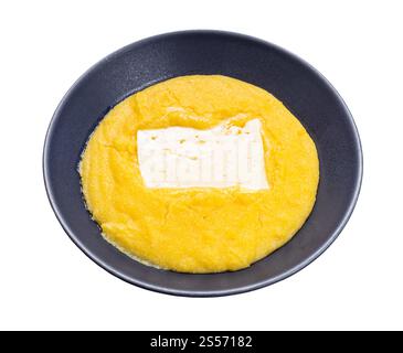 porridge au maïs cuit avec un morceau de fromage bradé en gris bol isolé sur fond blanc Banque D'Images