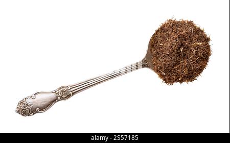 vue de dessus de la soie de maïs séchée grenée dans une cuillère à soupe d'argent isolé sur fond blanc Banque D'Images