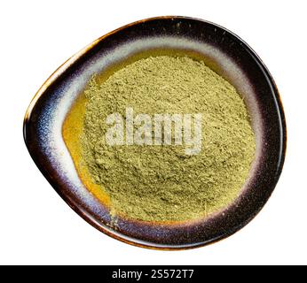 vue de dessus de l'herbe de stévia de rebaudiana blanchie (succédané de sucre naturel) dans un bol en céramique isolé sur fond blanc Banque D'Images