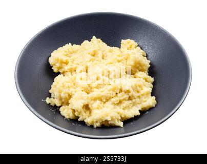 porridge bouilli de l'aine de millet proso dans un bol gris isolé sur fond blanc Banque D'Images