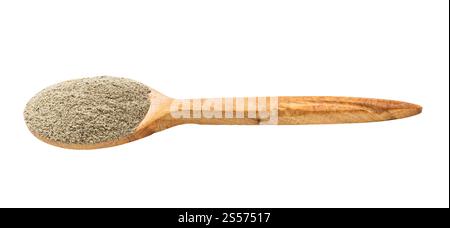 cuillère en bois avec poivre noir moulu isolée sur fond blanc Banque D'Images