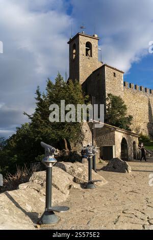 Saint-Marin. 7 octobre 2024 - forteresse historique avec télescopes d'observation de paysage au premier plan Banque D'Images