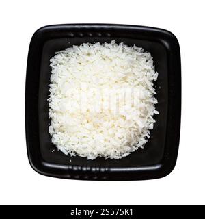 vue de dessus des flocons de noix de coco dans un bol noir isolé sur arrière-plan blanc Banque D'Images
