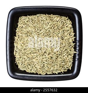 vue de dessus des graines d'anis dans un bol noir isolé sur arrière-plan blanc Banque D'Images